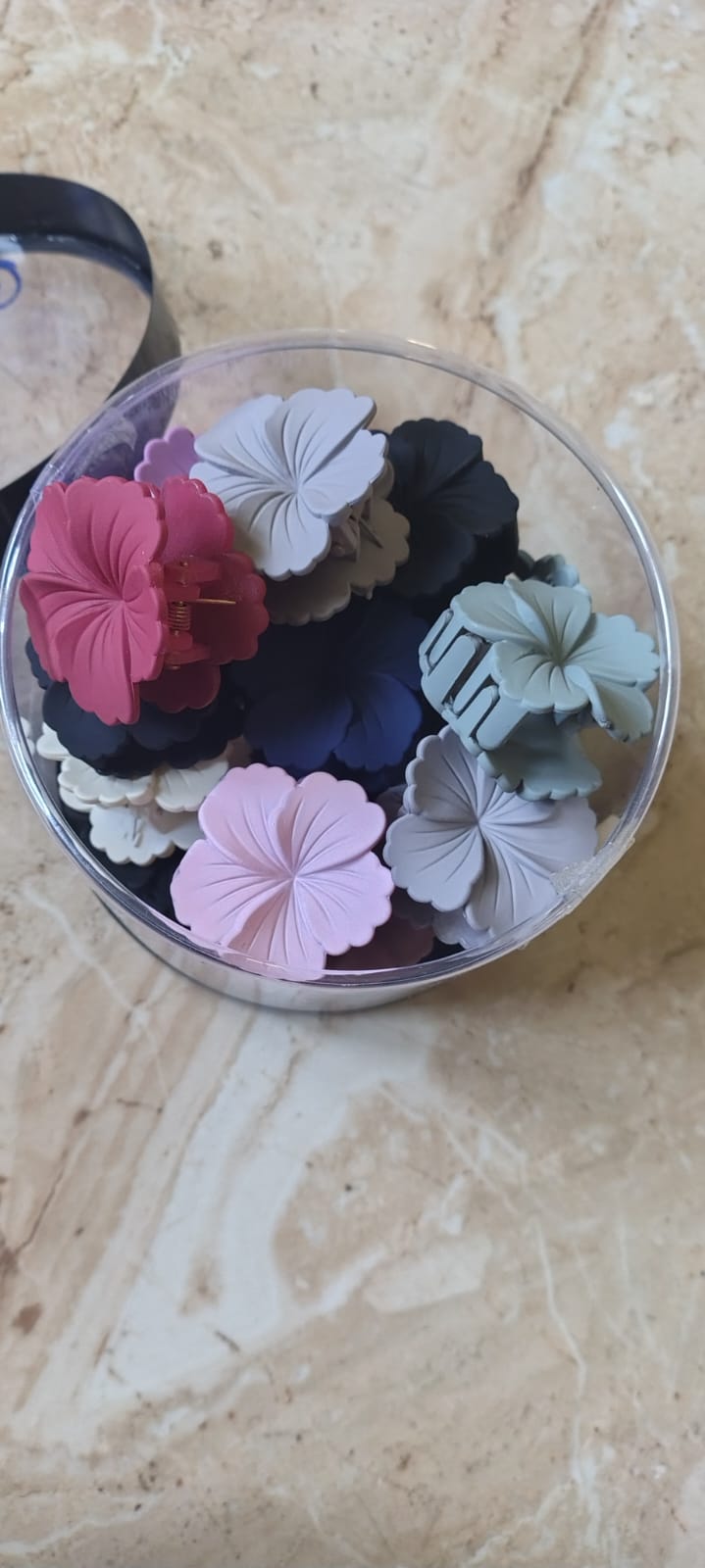 (Restock) Mini Matte hibiscus Hair Claw
