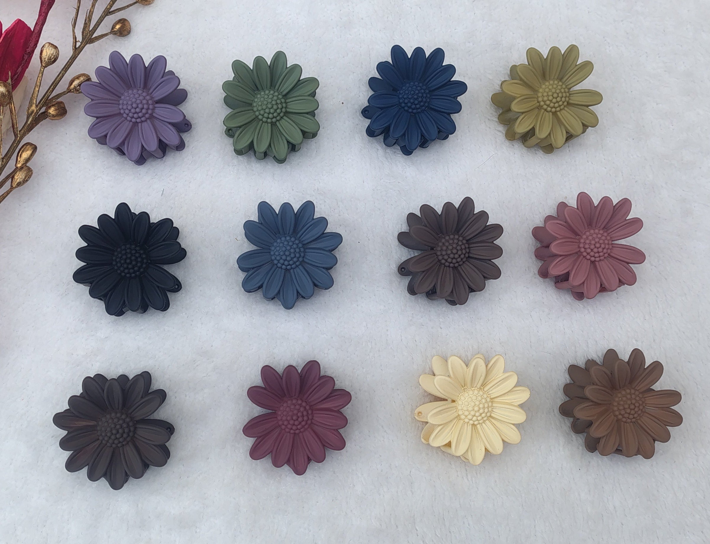 Matte daisy flower hair claw clips