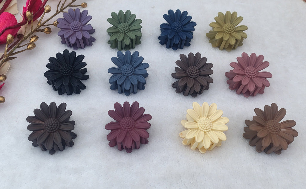 Matte daisy flower hair claw clips