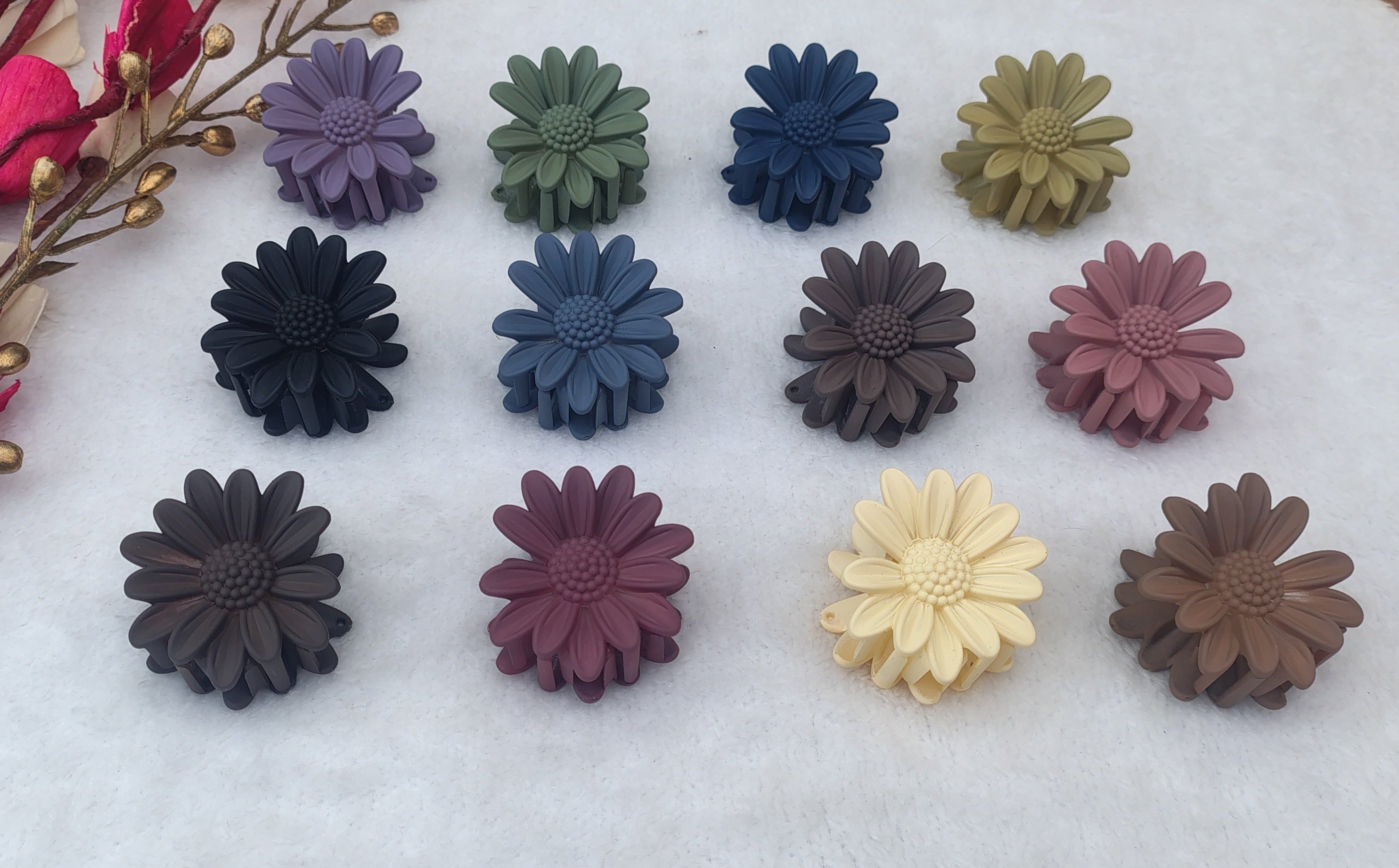 Matte daisy flower hair claw clips